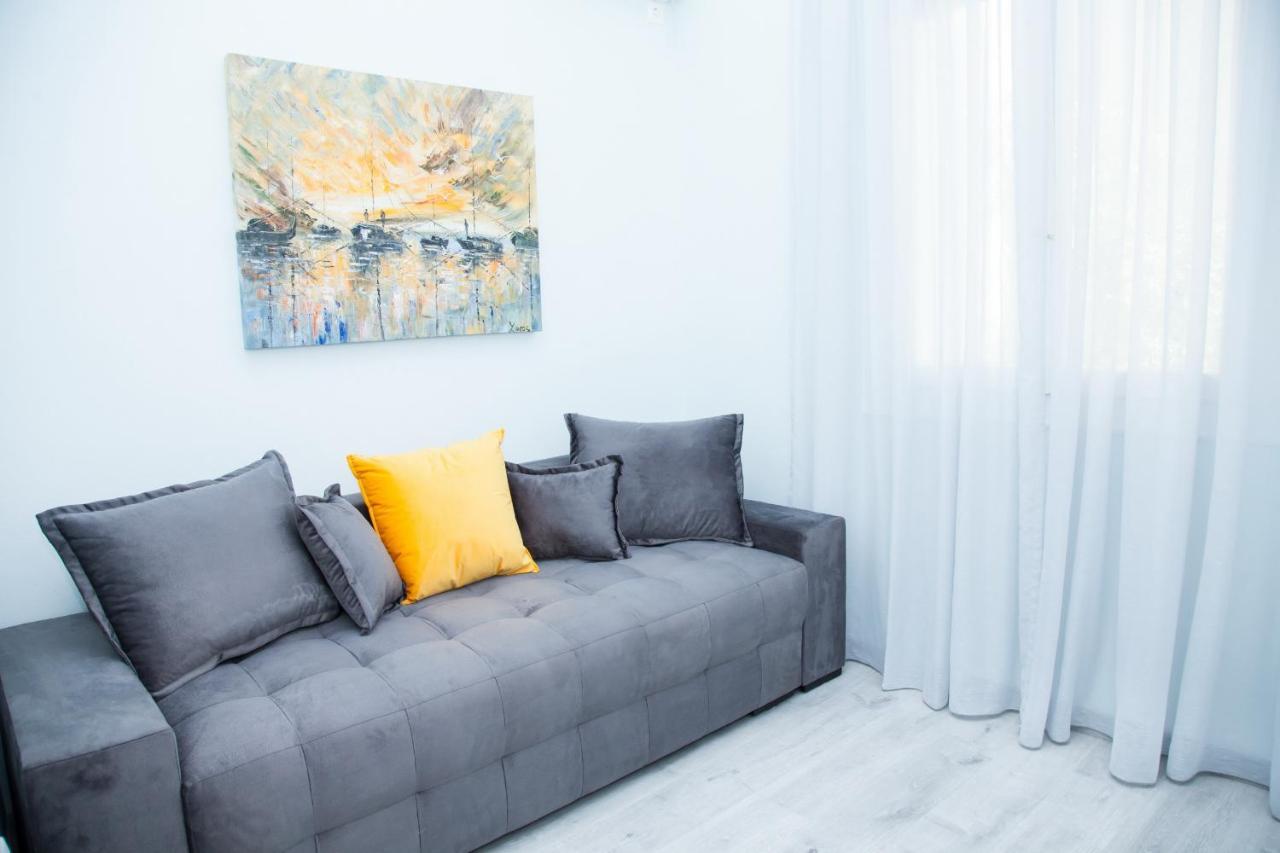 Sunny And Minimal Apt In Glyfada With 3 Bdrm Athens Exterior photo