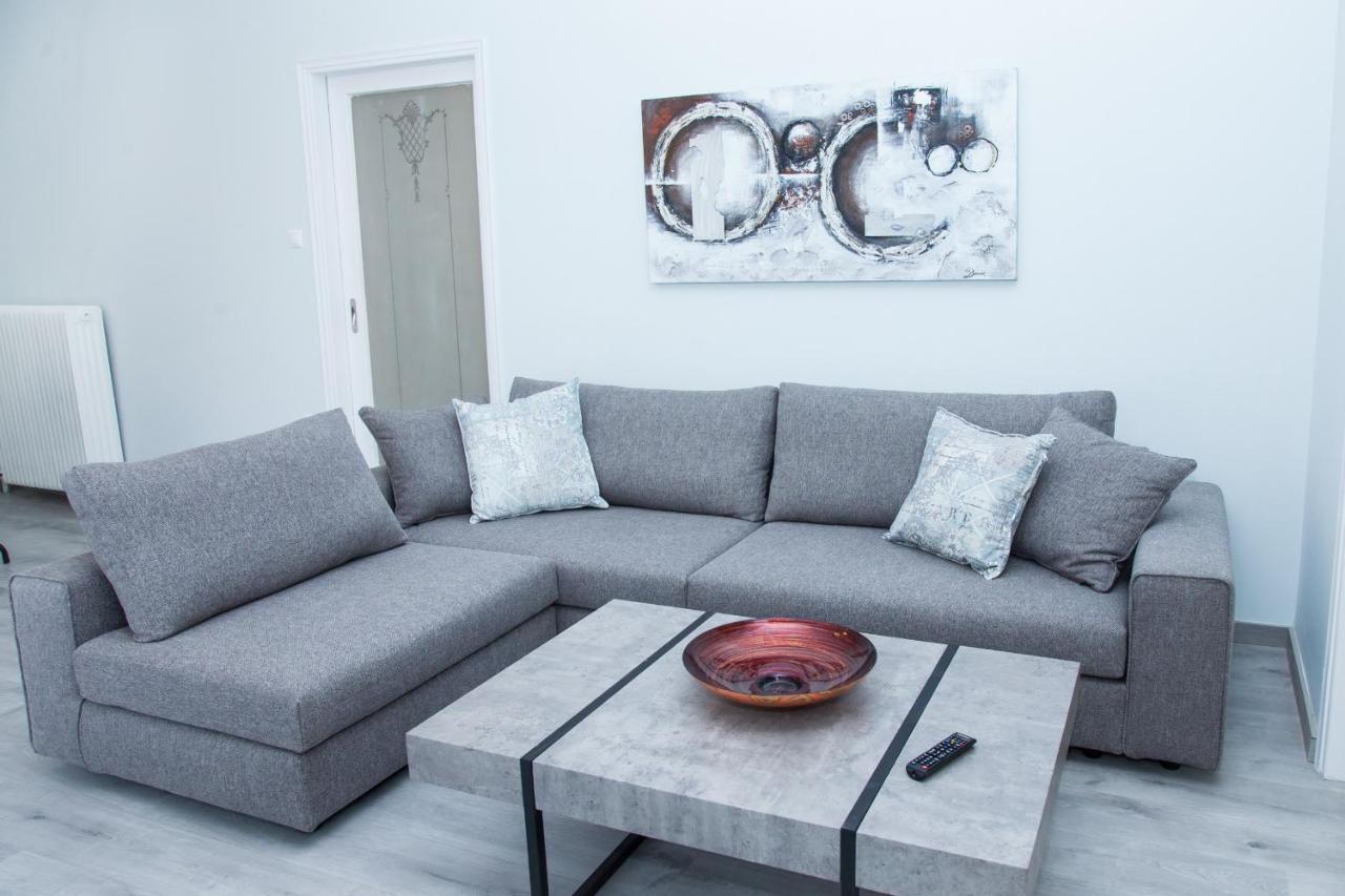 Sunny And Minimal Apt In Glyfada With 3 Bdrm Athens Exterior photo
